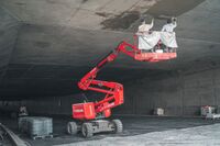 The fine mortar Nafufill R3 FM is applied manually with a steel trowel for levelling.