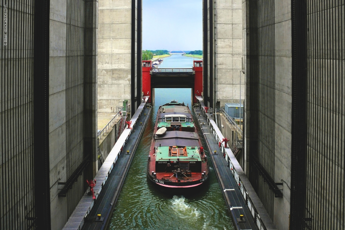 The Scharnebeck ship lift 